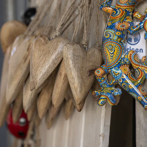 Petits morpions en bois sculpté L’objet déco ludique qui fait sourire toutes les générations. Découvrez nos univers