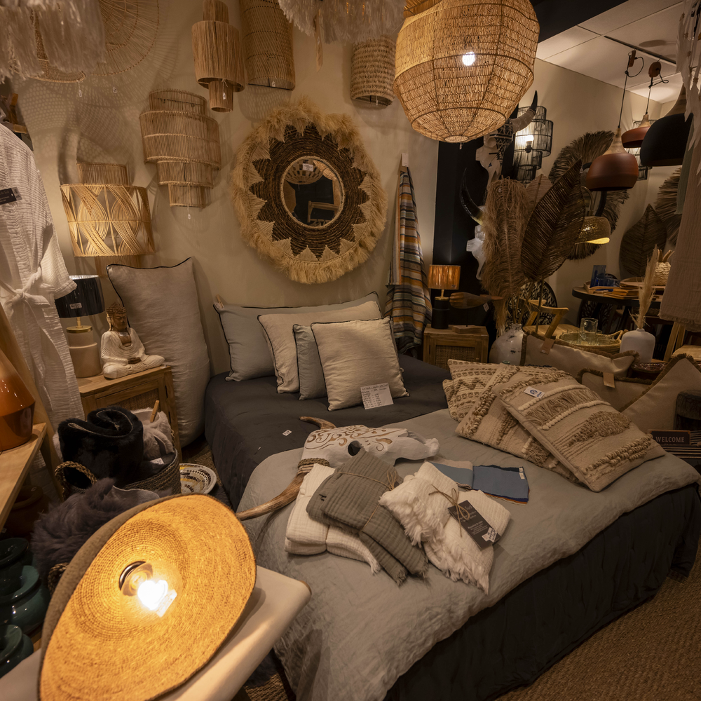 Une chambre minimaliste avec linge texturé et coussins chaleureux