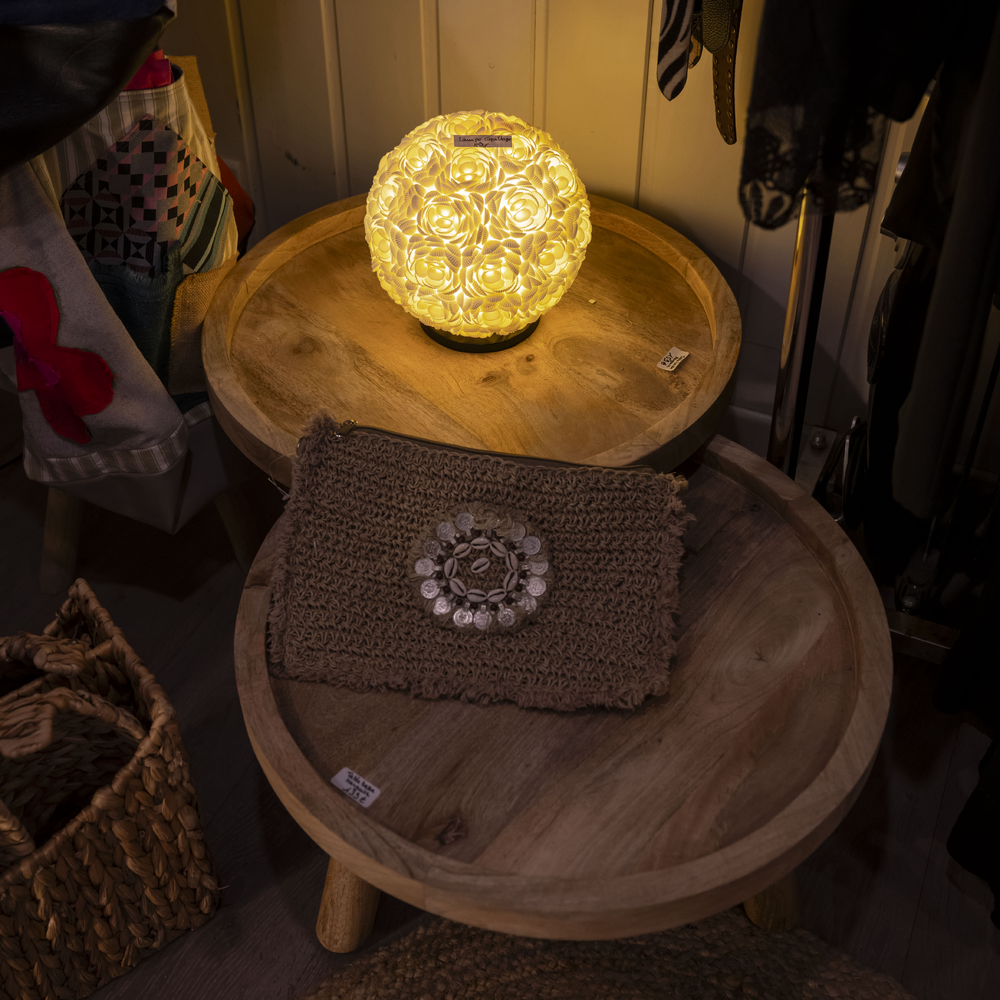 Une console avec lampe et panier en fibres naturelles