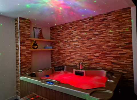 SPA ½ JOURNÉE (2 à 4 personnes) 120€ / 3h Accès privatisé (jacuzzi, hammam, douche, espace zen). Prise de rdv au 07.63.32.20.99