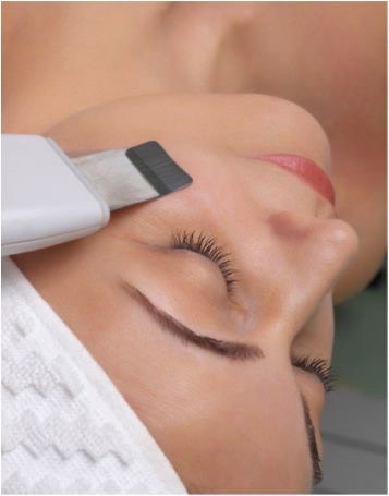 Notre esthéticienne experte propose des soins personnalisés adaptés à chaque type de peau.