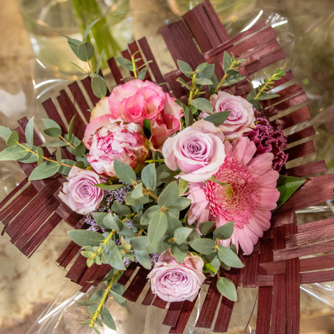 Compositions Florales Que ce soit pour une table d'événement ou pour embellir votre espace de travail, nos compositions florales sur-mesure sauront