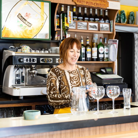Bar Détendez-vous dans notre bar cosy et dégustez une sélection de boissons artisanales.