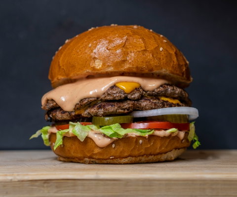 Les Burgers Pain doré, viande juteuse, fromage, légumes croquants et sauce gourmande : nos burgers sont aussi beaux que savoureux, fidèles à la