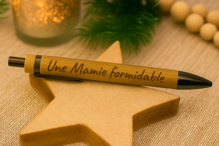 🖊️ Stylo en bambou gravé « Une mamie formidable »