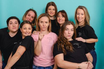 flocage t shirt noir et rose avec logo poitrine