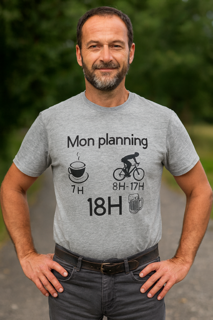 T-shirt homme – « Mon planning : 7h café, 8h-17h vélo, 18h apéro » 🚴☕🍹