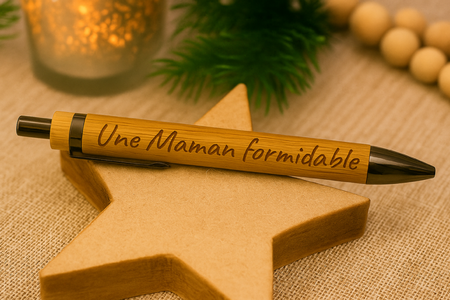 🖊️ Stylo en bambou gravé « Une maman formidable »