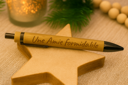 🖊️ Stylo en bambou gravé « Une amie formidable »