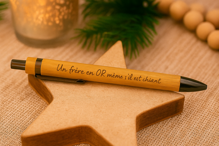 🖊️ Stylo en bambou gravé « Un frère en or (même s’il est chiant) »