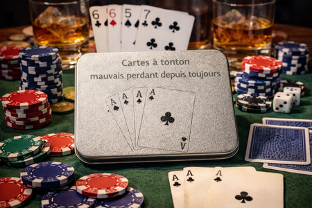 Boîte de cartes métal – « Tonton mauvais perdant depuis toujours » 😏♠️
