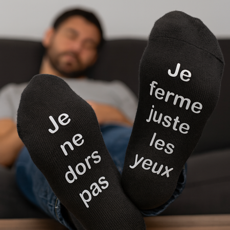 Chaussettes de sport homme avec l’inscription sous les pieds "Je ne dors pas, je ferme juste les yeux" 