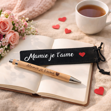  Stylo en bambou + pochette « Mamie je t’aime »